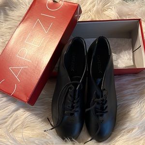 Capezio Tic Tap Toe.  Size 7.5 M. I wear a 9 in women’s and this for perfectly.